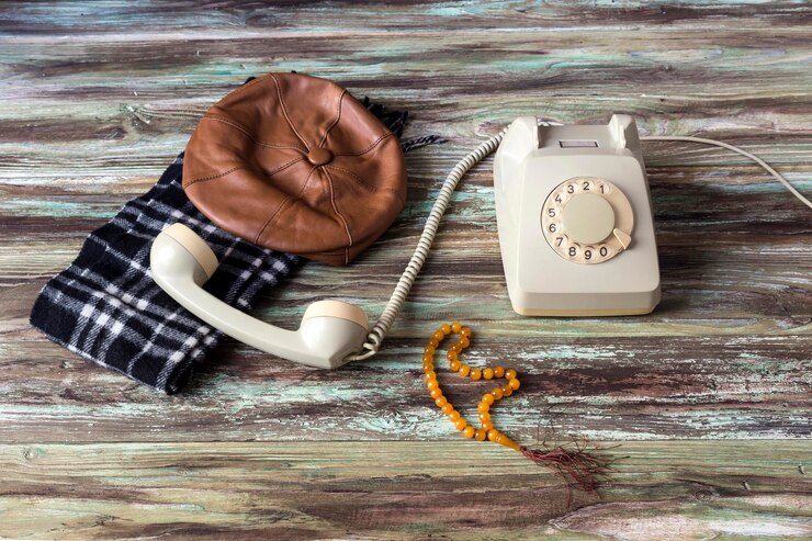 Zdjęcie męska czapka i szalik antyczny telefon i koraliki na drewnianym stole zbliżenie