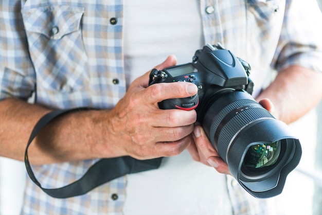 Męska Fotografa Mienia Dslr Fotografii Kamera W Rękach