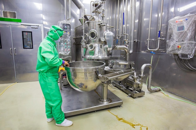 Męska operacja proces zielonej odzieży ochronnej w fabryce żywności linia produkcyjna przetwarzania w fabryce