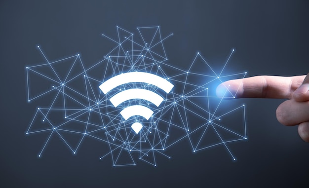 Męska ręka pokazuje symbol technologii bezprzewodowej Symbol WiFi z połączeniem sieciowym