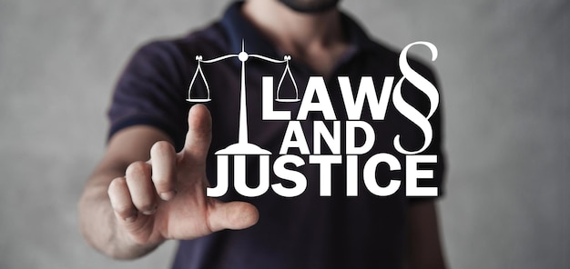 Męska ręka przedstawiająca koncepcję Prawa i Sprawiedliwości