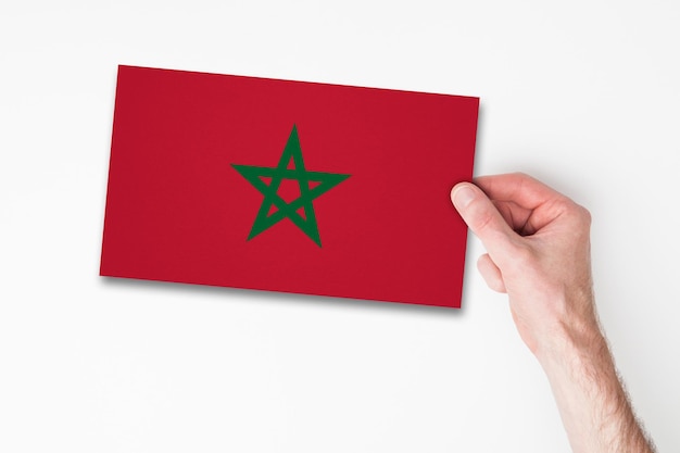 Męska ręka trzyma flagę Maroka