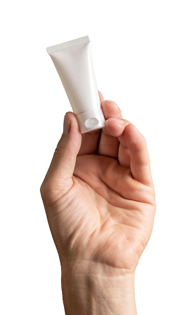 Męska ręka trzyma kremową tubkę makiety puste opakowanie dla produktu kosmetycznego na białym tle