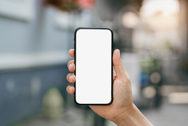 Męska ręka trzyma smartfon z białym ekranem