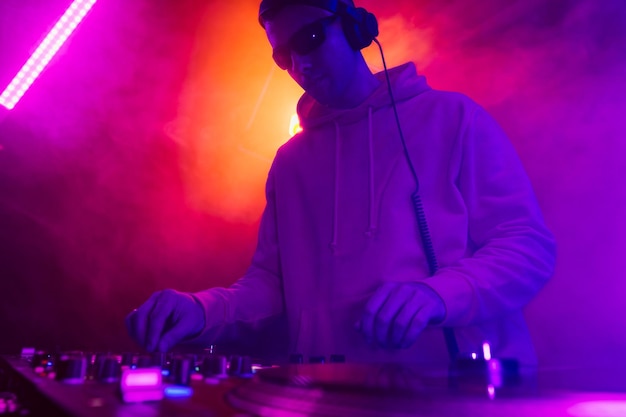 Męski Dj Grający Muzykę W Klubie Nocnym