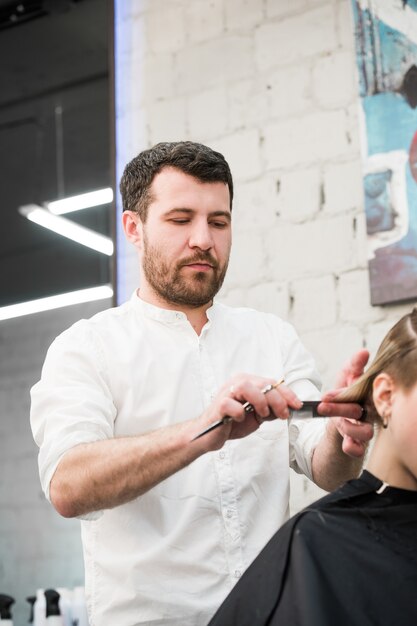 Męski Fryzjer Robi Fryzurze Dla Klienta W Profesjonalnym Salonie Fryzjerskim