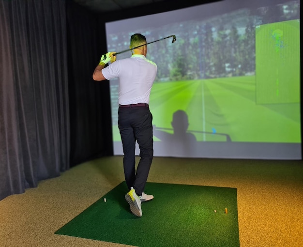 Męski golfista grający w golfa w zestawie słuchawkowym vr Symulator golfa kryty