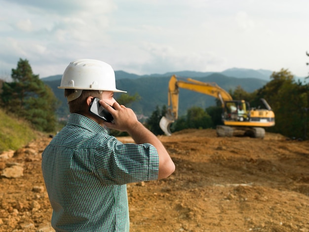 Męski inżynier rozmawia przez telefon