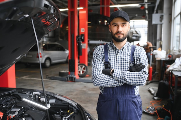 Męski mechanik w samochodowym centrum serwisowym