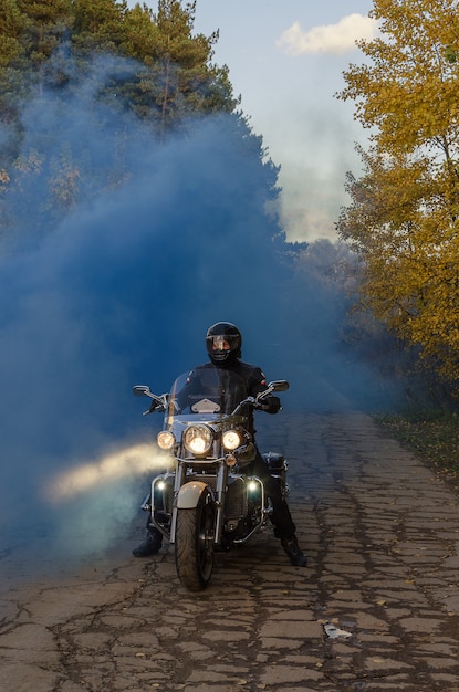 Męski Motocyklista W Hełmie Na Rowerze W Pięknym Jesień Przodzie