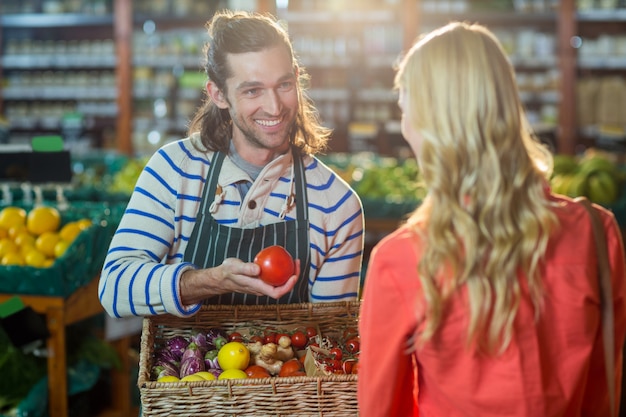 Męski Personel Pomaga Kobiecie W Wybierać świeżych Warzywa