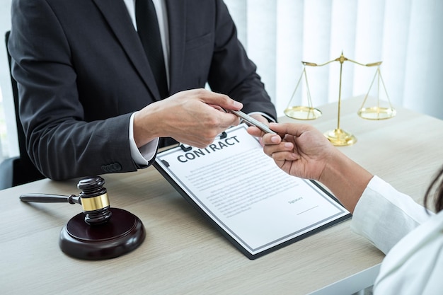 Zdjęcie męski prawnik lub doradca omawiający sprawę prawną negocjacji z klientem spotkanie z umową dokumentu w biurze, prawo i sprawiedliwość, adwokat, koncepcja pozwu.
