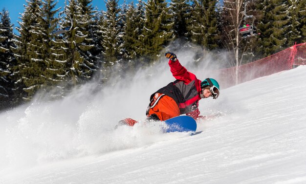 Męski Snowboarder Cieszy Się Narciarstwo W Górach Na Pogodnym Zima Dniu