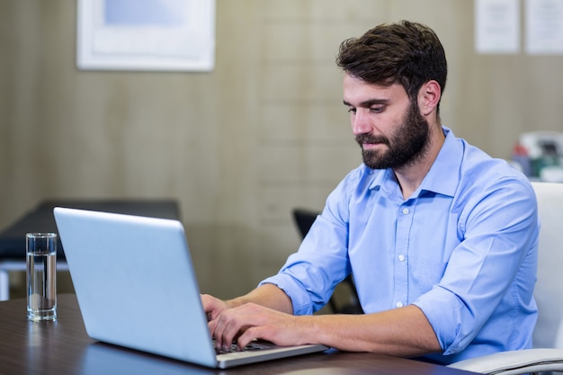 Męski terapeuta używa laptop