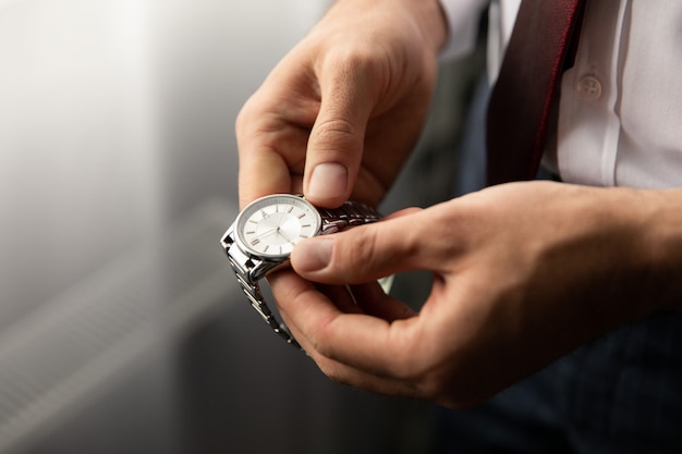 Męski zegarek na rękę, czas na biznes