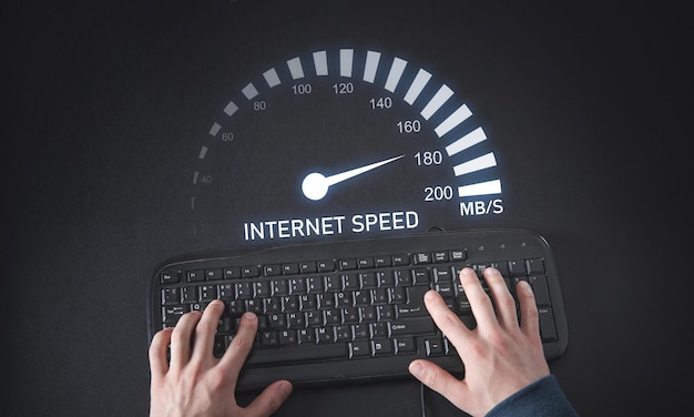 Męskie dłonie wpisując na klawiaturze Prędkościomierz Prędkość Internetu