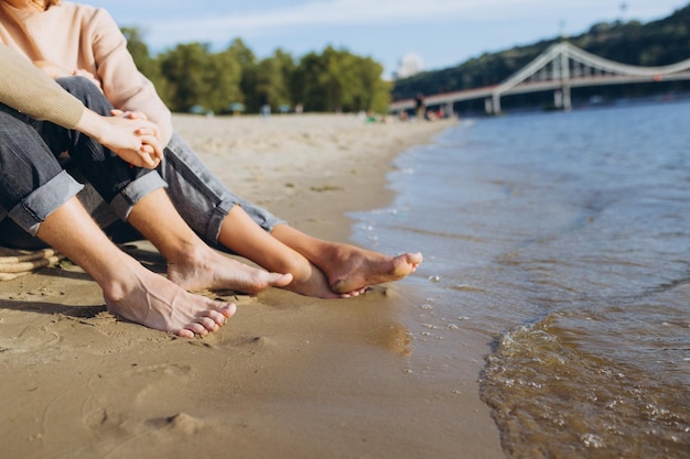 Męskie i kobiece nogi na plaży Miejsce na napis