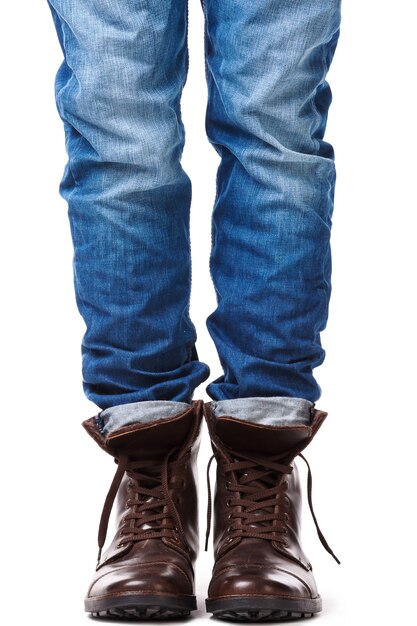 Męskie nogi w dżinsach i skórzanych butach