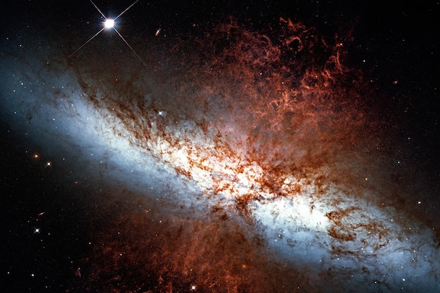 Messier 82, Galaktyka Cygara lub M82 w gwiazdozbiorze Niedźwiedzicy Główne elementy tego zdjęcia zostały dostarczone przez NASA.