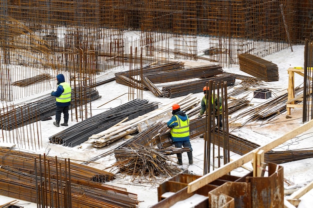 Metal I Pręt Zbrojeniowy Na Początkowym Etapie Budowy Budynku Mieszkalnego Lub Centrum Handlowego