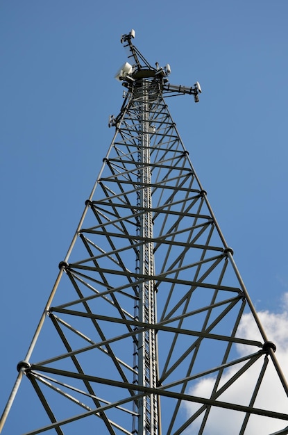 metalowa konstrukcja wieży komunikacji mobilnej na tle błękitnego nieba