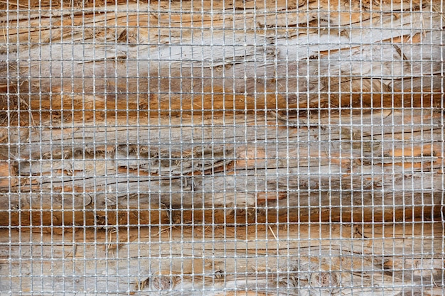 Metalowa krata na ścianie stara drewniana ściana wykonana z bali tekstury tła