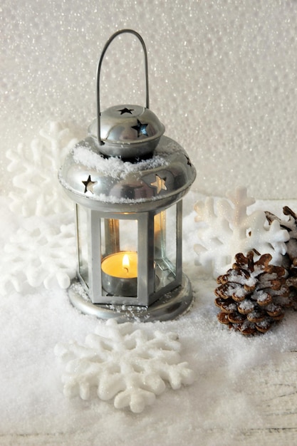 Metalowa lampa błyskowa i świąteczne dekoracje na jasnym tle