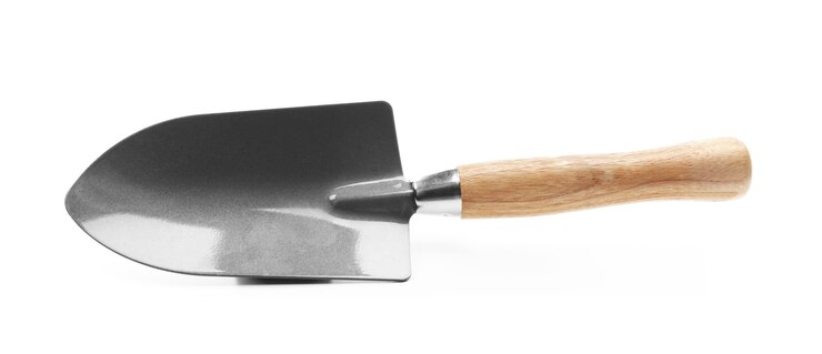 Zdjęcie metalowa łopata do ogrodnictwa na białym tle