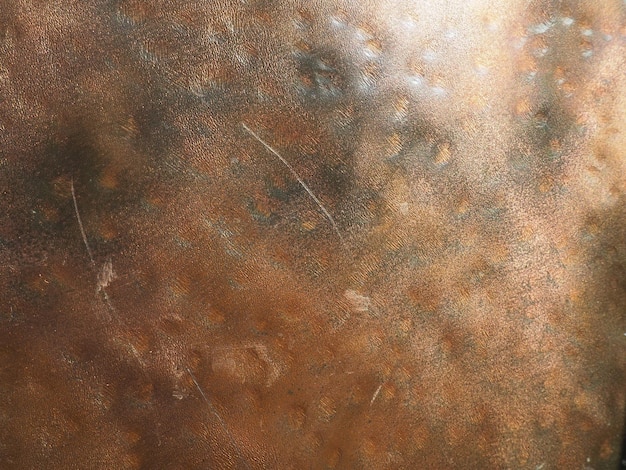 Metalowa płyta z teksturą z brązu Powierzchnia polerowana z brązu lub miedzi z wgnieceniami, rysami i wgnieceniami Tekstura metalu