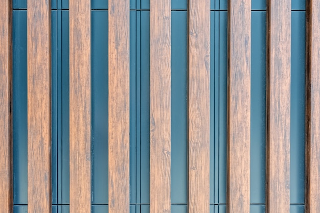 Metalowa powierzchnia ściany jest ozdobiona ozdobnymi drewnianymi listwami jako naturalne tło