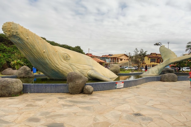 metalowa rzeźba wieloryba wystawiona na plaży w Rio das Ostras, RJ, Brazylia