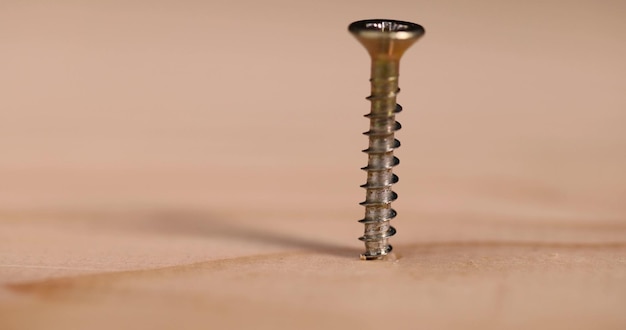 Metalowa śrubka samodzielna do mocowania drewna
