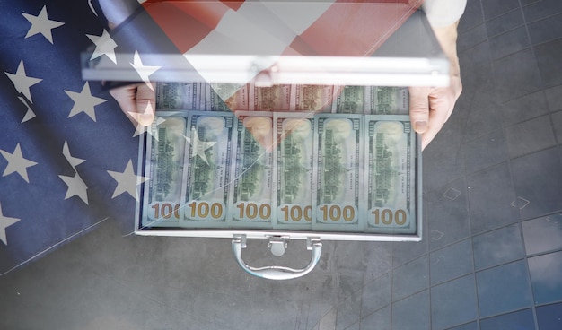 Metalowa walizka wypełniona amerykańskimi 100-dolarowymi banknotami Podwójna ekspozycja Koncepcja korupcji łapówki inwestycyjnej