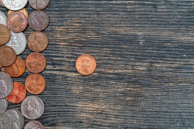 Metalowe centy amerykańskie na powierzchni drewnianych