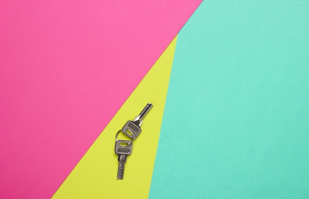 Zdjęcie metalowe klucze na kolorowym papierze