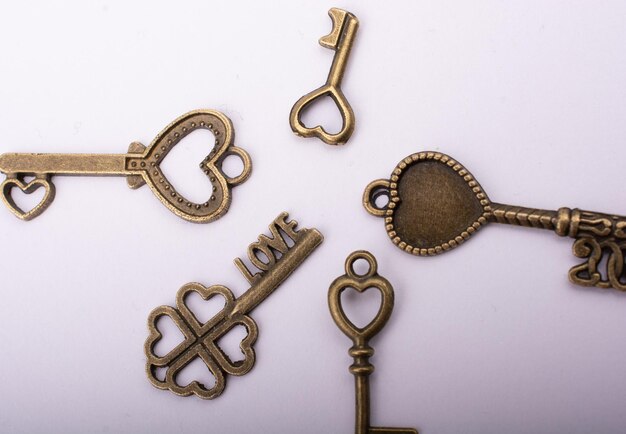 Metalowe klucze w stylu retro jako koncepcja miłości