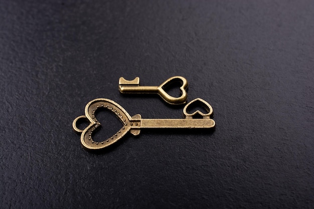 Metalowe klucze w stylu retro jako koncepcja miłości