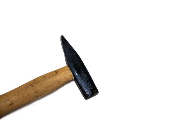Metalowy młot metalowy i drewniany izolowany na białym tle
