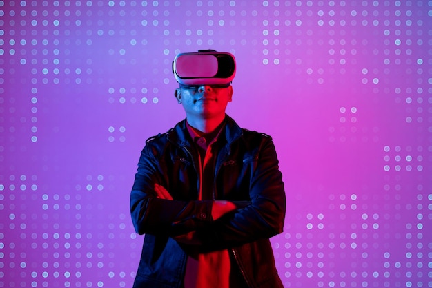 Metaverse cyfrowy świat cybernetyczny człowiek z technologią wirtualnej rzeczywistości VR goggle grający ar