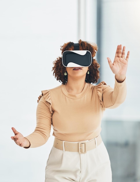 Metaverse rzeczywistości wirtualnej i kobieta biznesu w biurze planująca projekt cyfrowy z zestawem słuchawkowym VR 3d i profesjonalna pracownica projektująca graficzny raport firmy w miejscu pracy