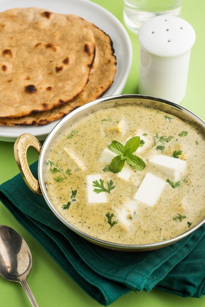 Methi Malai Paneer lub kremowe curry z kozieradką i twarogiem, popularny przepis z północnych Indii, podawane w Karahi z Roti/Paratha, selektywne skupienie