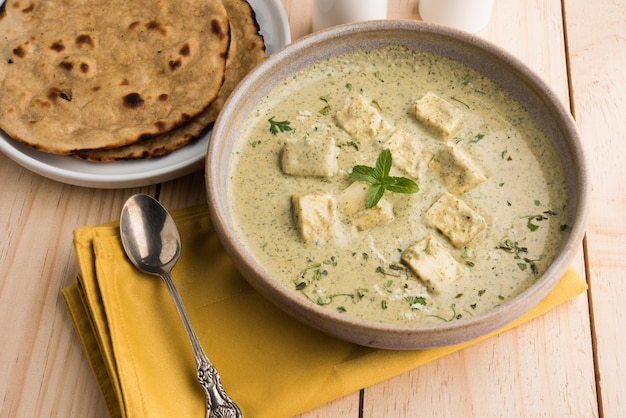 Methi Malai Paneer lub kremowe curry z kozieradką i twarogiem, popularny przepis z północnych Indii, podawane w Karahi z Roti/Paratha, selektywne skupienie