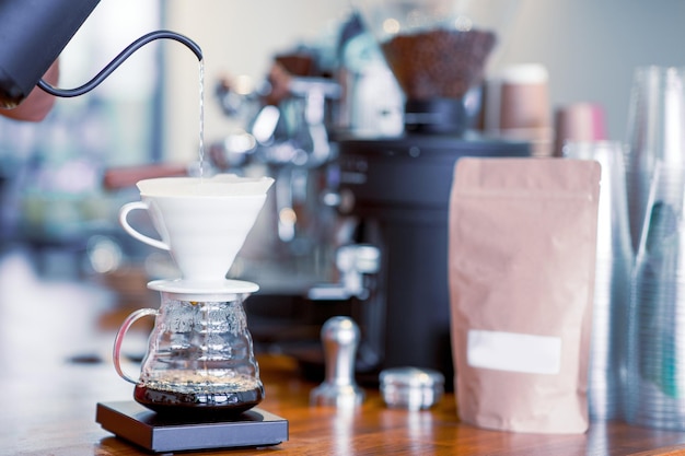 Metoda parzenia kawy trzeciej fali V60 ociekająca kawą iview z kawiarni w stylu vintage
