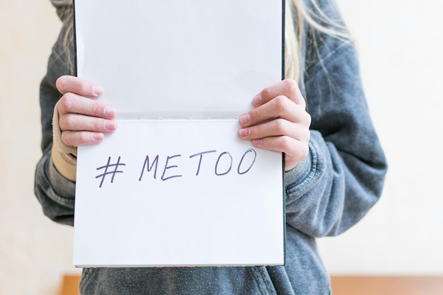 Metoo jako nowy ruch Ręce nastolatki trzymającej transparent z napisem