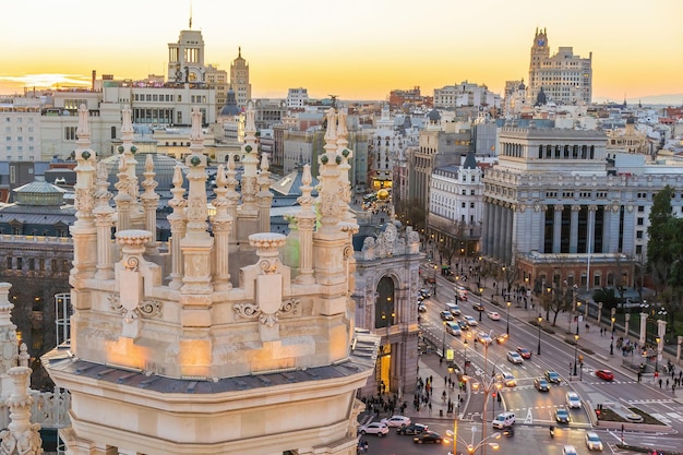 Metropolia Hiszpanii o zachodzie słońca przedstawiająca panoramę Madrytu