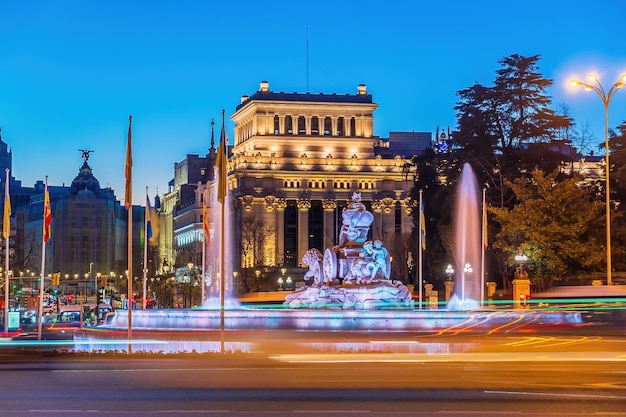 Metropolia Hiszpanii o zachodzie słońca przedstawiająca panoramę Madrytu