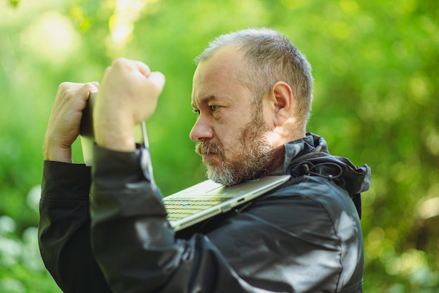 Zdjęcie mężczyzna 43 lata w lesie z laptopem