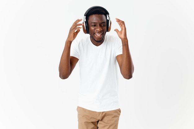 mężczyzna afrykański wygląd zabawne słuchawki technologia styl życia jasne tło wysokiej jakości zdjęcie
