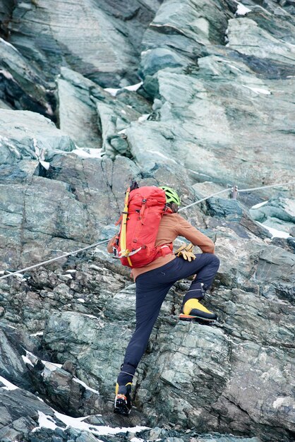 Mężczyzna Alpinista Wspinaczka Skalista Góra.