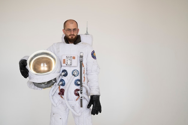 Mężczyzna astronauta trzymający hełm